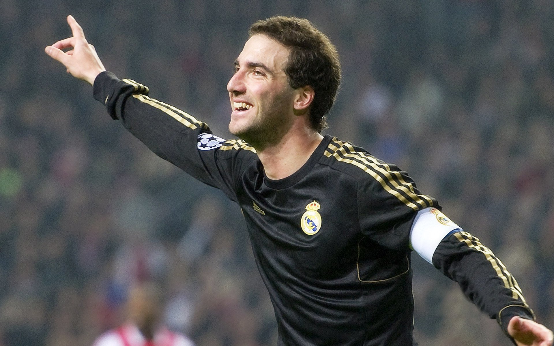 开云体育直播-庞蒂赛场表现引发媒体关注，庞蒂设计作品